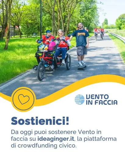 Volantino dell'iniziativa.

In alto una foto di due persone affiancate  su una bici speciale a tre ruote con doppio pedale che percorrono una strada in un parco. Un'altra persona si fa giocosamente trascinare dalle due a bordo si uno skateboard.

Sotto alcune scritte che promuovono il crowdfunding. Informazioni come nel toot