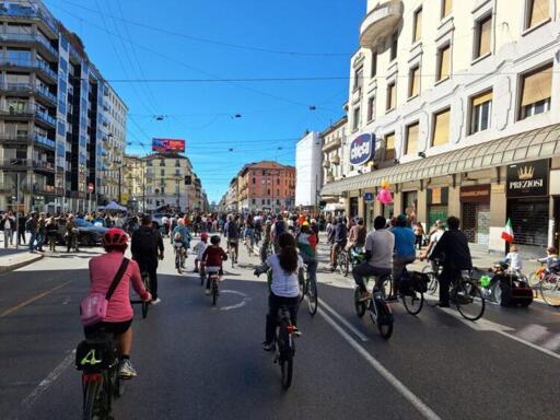 Foto della manifestazione  millemilabici a Milano.

Si vede una strada piena di persone in bici

Rubata da qui https://cyclinside.it/milano-in-sella-oltre-4000-ciclisti-alla-millemilabici-per-una-citta-piu-accessibile-a-tutti/