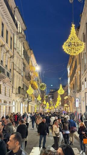 Foto di via Monte Napoleone, con luminarie natalizie, strapiena di gente che cammina in strada approfittando del poco traffico automobilistico grazie alla ZTL


Foto di Giacomo