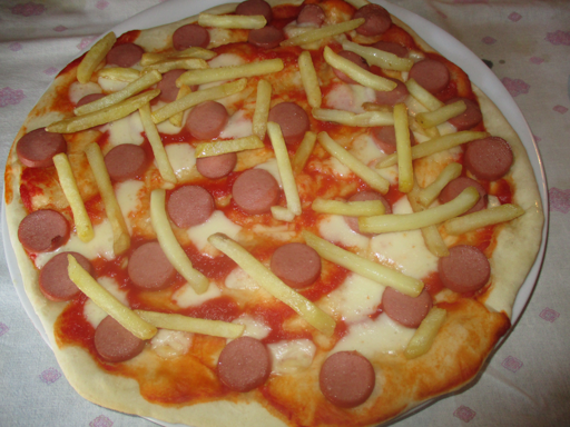 pizza con patatine fritte, formaggio fuso e wurstel