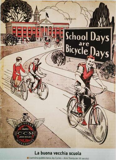 Immagine disegnata di vari ragazzi in bici che si allontanano da una scuola sullo sfondo. Il ragazzo in bici in primo piano ha un'uniforme scolastica e sorride.
Un cartello recita "school days are bike days)
