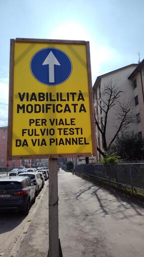 cartello "viabilità modificata - per viale Fulvio Testi da via Piannel"