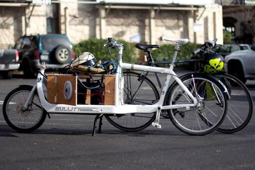 cargo bike bianca Bullit con un geisdo stereo

"Stereo Bike" by W.D. Vanlue is licensed under CC BY-NC-SA 2.0. 

Here's the stereo bike that inspired the party at Burnside Brewing.

https://www.flickr.com/photos/33869420@N00/6836437028